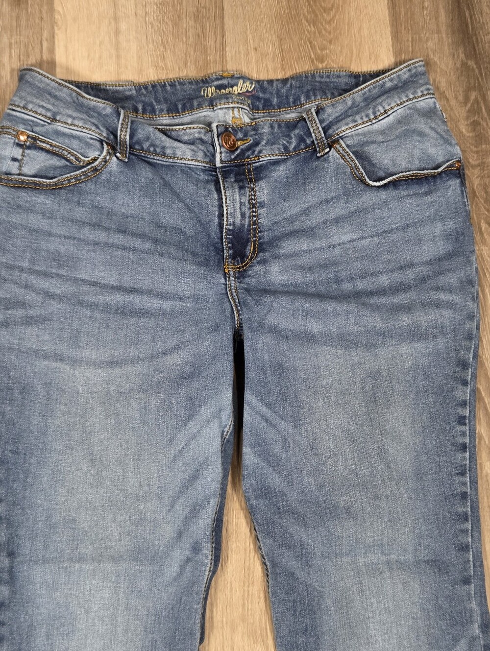 Wrangler women's bootcut jeans in a medium wash - Picture 2 of 10